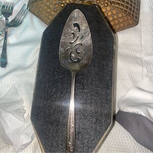Vintage William Rogers IS Silverplate Lady Fair Pierced Cake/Pie Server Silver